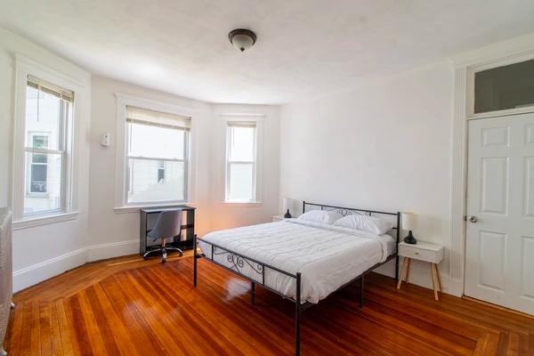 Preview 0 of #1494: Queen Room C at June Homes