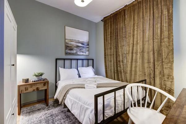 Preview 0 of #165: Queen Room A at June Homes