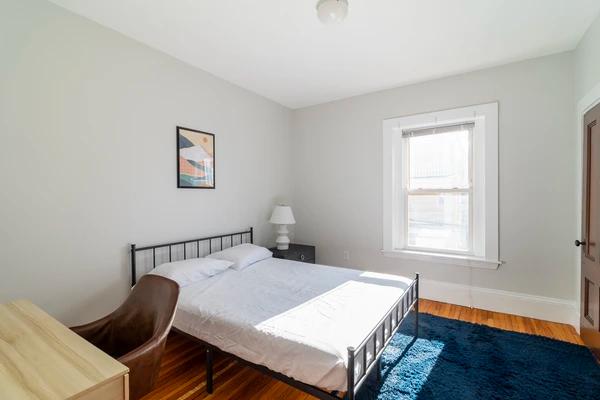 Preview 0 of #1300: Queen Room C at June Homes