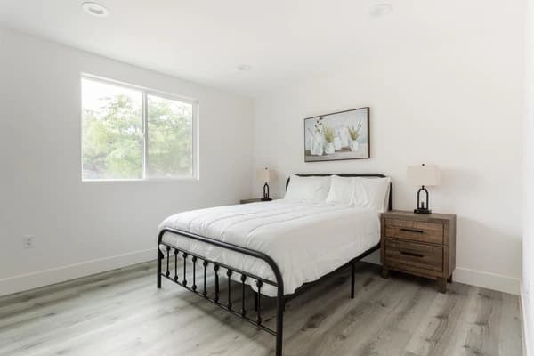 Preview 4 of #1399: North Hollywood at June Homes