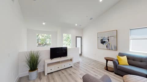 Preview 4 of #1398: North Hollywood at June Homes
