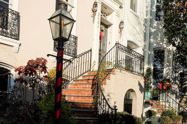 A rowhouse is decorated for the holidays in Georgetown with a gas lamp out front.