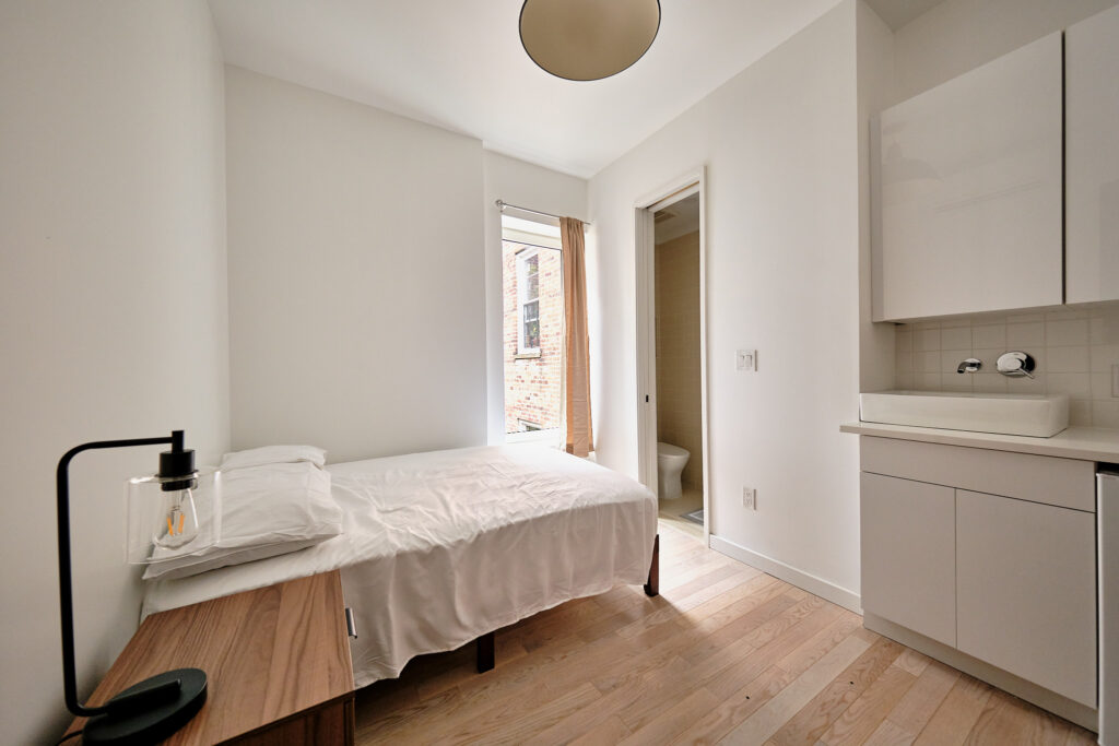 Manhattan room with private bathroom picture